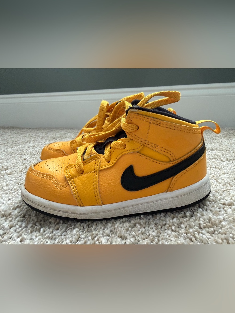 Nike Air Jordan 1 Mid Toddler Size 8c Shoes University Gold Sneakers 640735-700